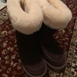Tall dark brown uggs LIKE NEW.
